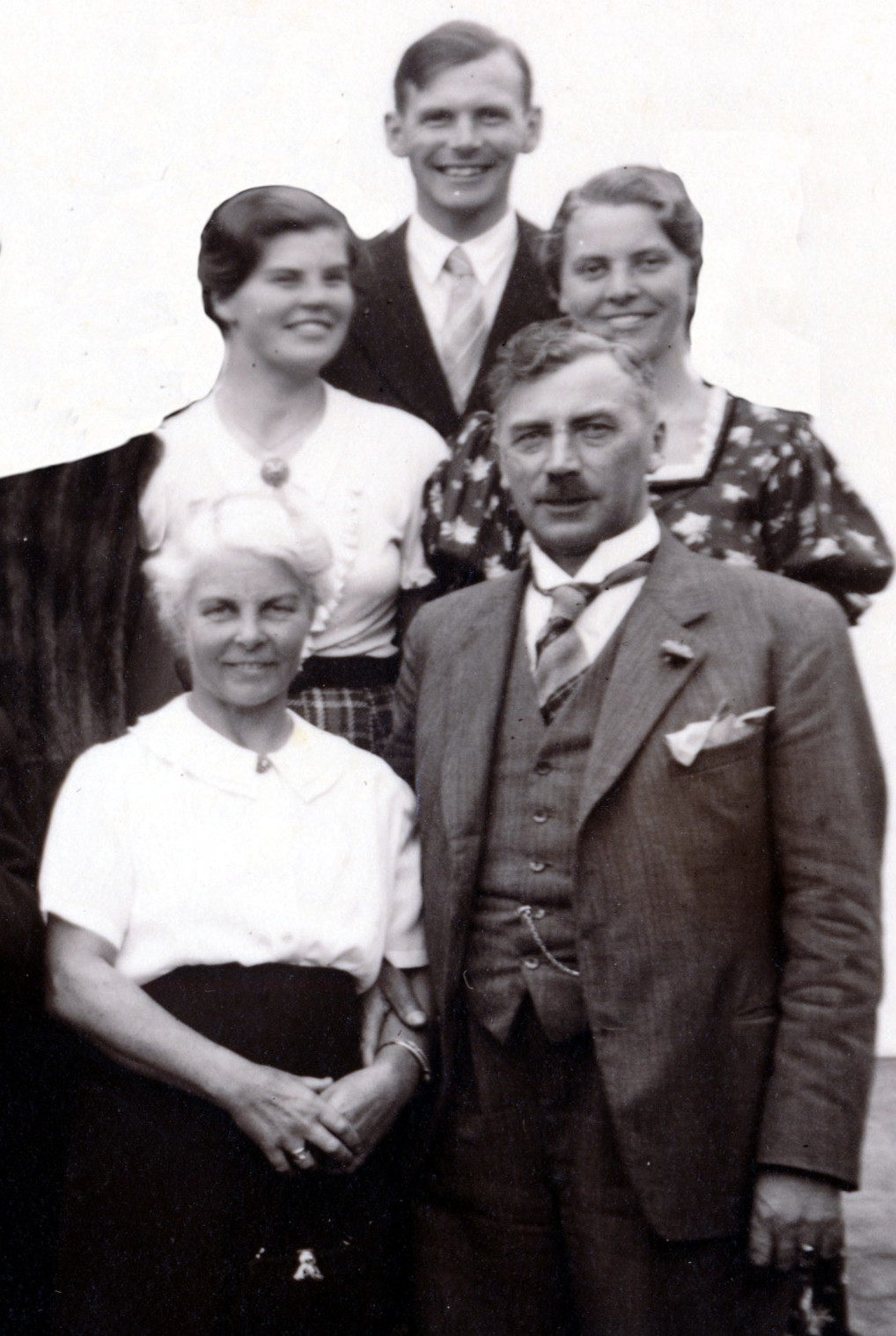 Poul Tang Barfod og Anna Raffenberg på Nørre Vosborg 12 Sept. 1937 med deres børn: Ove, Marie Elisabeth, Agnete.