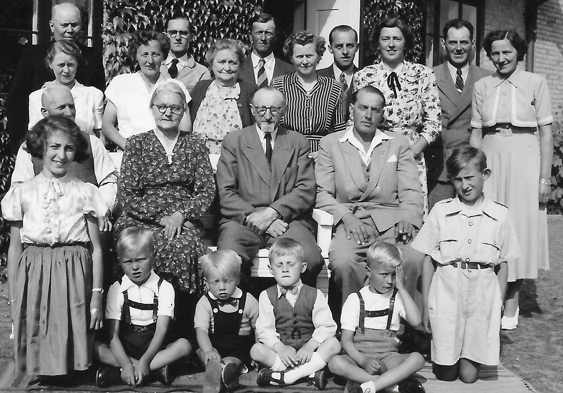 Familien Moes Knudsen ved farmors 70 års fødselsdag 1951