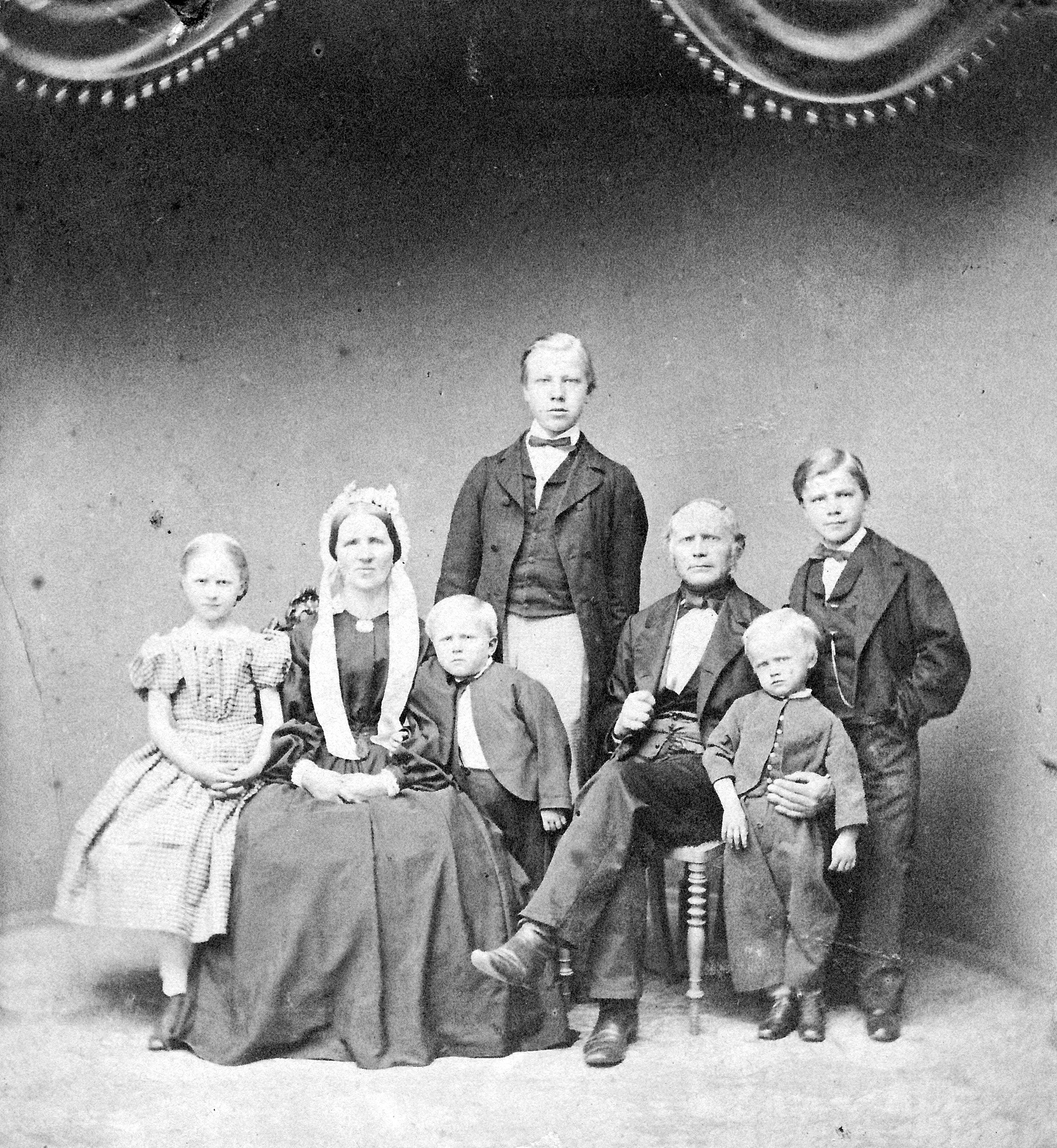 Lars Nielsen og Maren Sophie Mortensen med familie i Odense ca. 1866